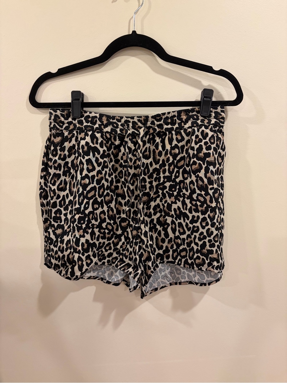 NWT Vero Moda  Leopard Print Casual Shorts Size M